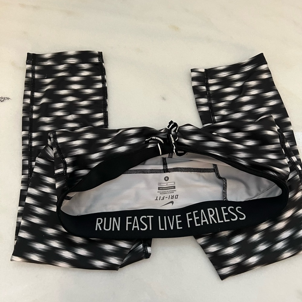 Nike Dri-fit Cropped Capri Leggings - Small